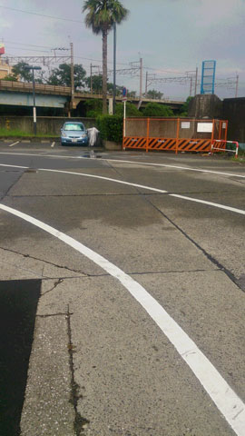 出洲港7-41　三代川商店前のカーブの道路の側線とセンターラインの塗装完了
