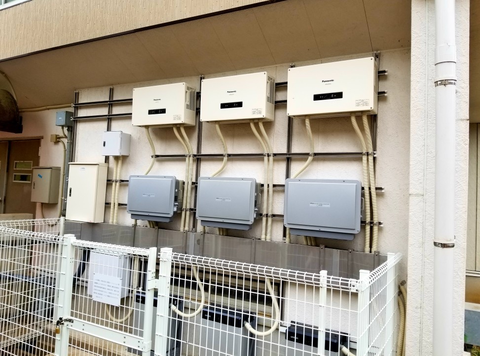 花見川区犢橋中学校へのPV+蓄電自家消費システムを視察