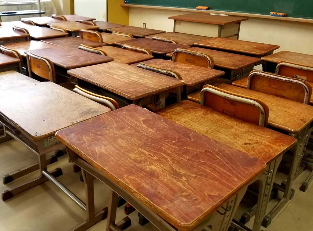 学校の学習机と椅子の老朽化。現場を確認し議会で取り上げました。