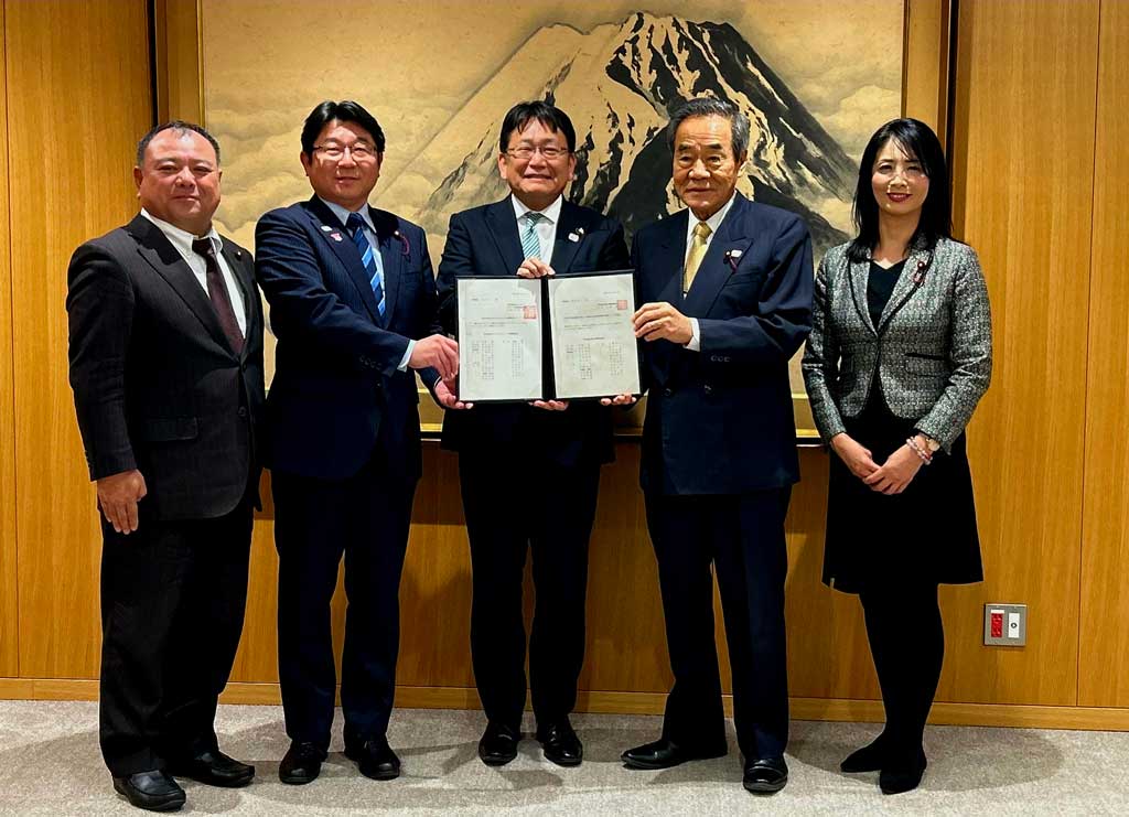 花議連の提言と観光議連の要望書を市長と手交