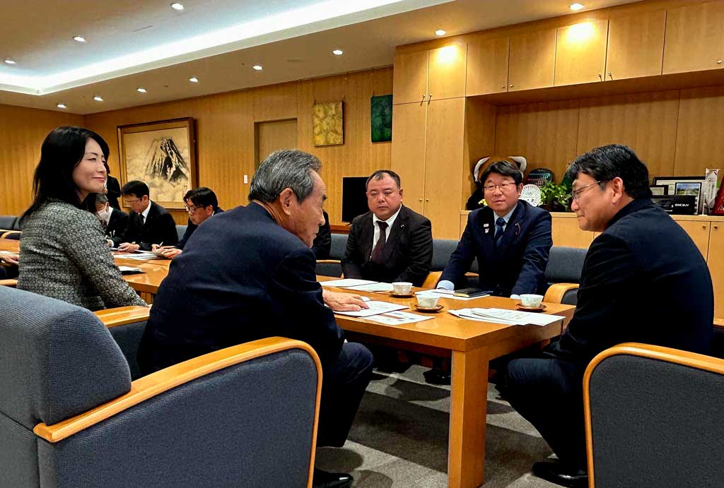 花議連の提言と観光議連の要望書を市長と手交